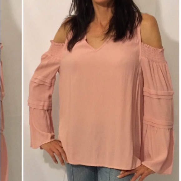 Tops - 🌹SEXY Cold Shoulder Top! BLUSH🌹